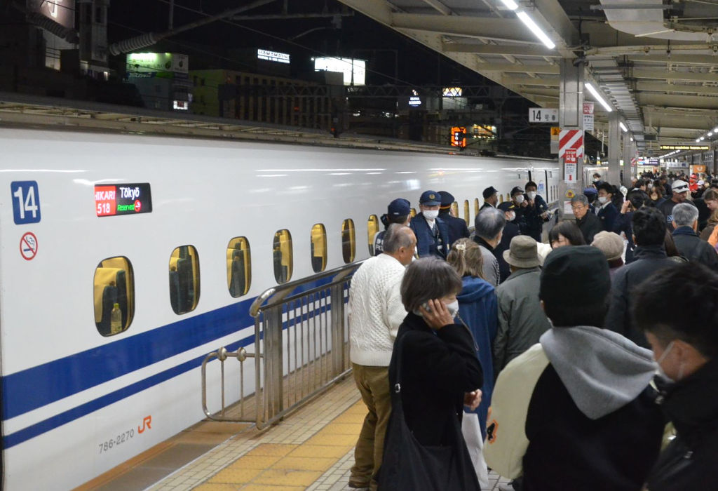 新幹線が停車し、騒然とするホーム＝２日午後７時４５分ごろ、ＪＲ浜松駅（関係者提供）