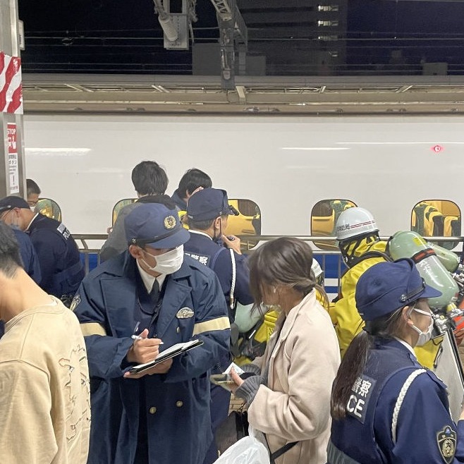 新幹線が停車し、騒然とするホーム＝２日午後７時５５分ごろ、ＪＲ浜松駅（関係者提供）