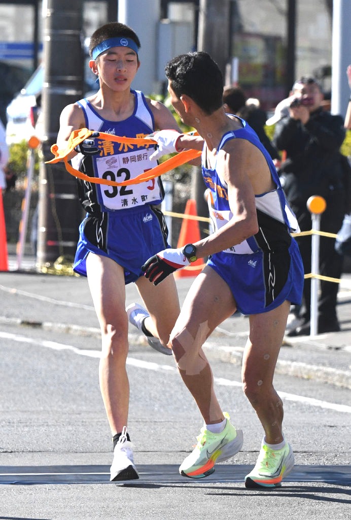 区間賞を獲得した秋山選手（左）＝第５中継所