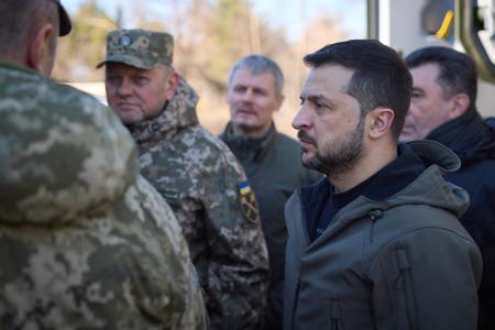 軍の訓練施設を訪れたウクライナのゼレンスキー大統領（手前右）とザルジニー総司令官（左から２人目）＝１１月３日（ウクライナ大統領府提供・ロイター＝共同）