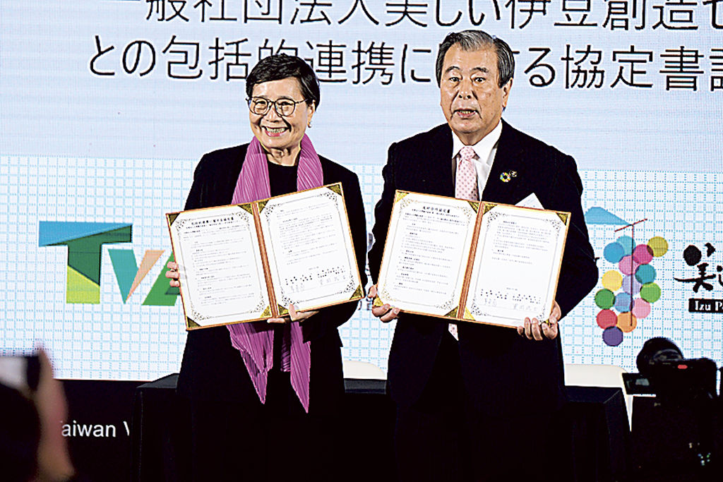（提供写真）協定の調印書を交わした葉会長と豊岡会長（右）＝台湾・台北市（提供写真）