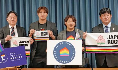 日本ラグビー協会、リーグワンと包括協定を結び、記者会見でポーズをとるプライドハウス東京の野口亜弥共同代表（右から２人目）ら。左隣は村上愛梨選手＝４日、文科省