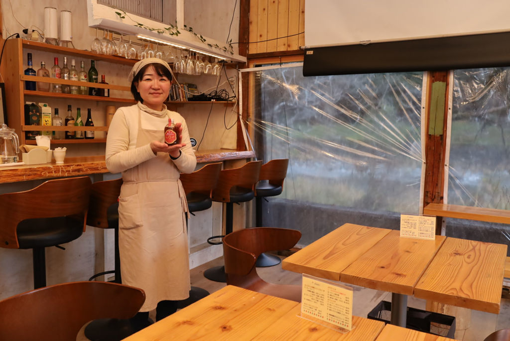 「ライオンカフェ」を運営する冨士川さん＝浜松市天竜区水窪町