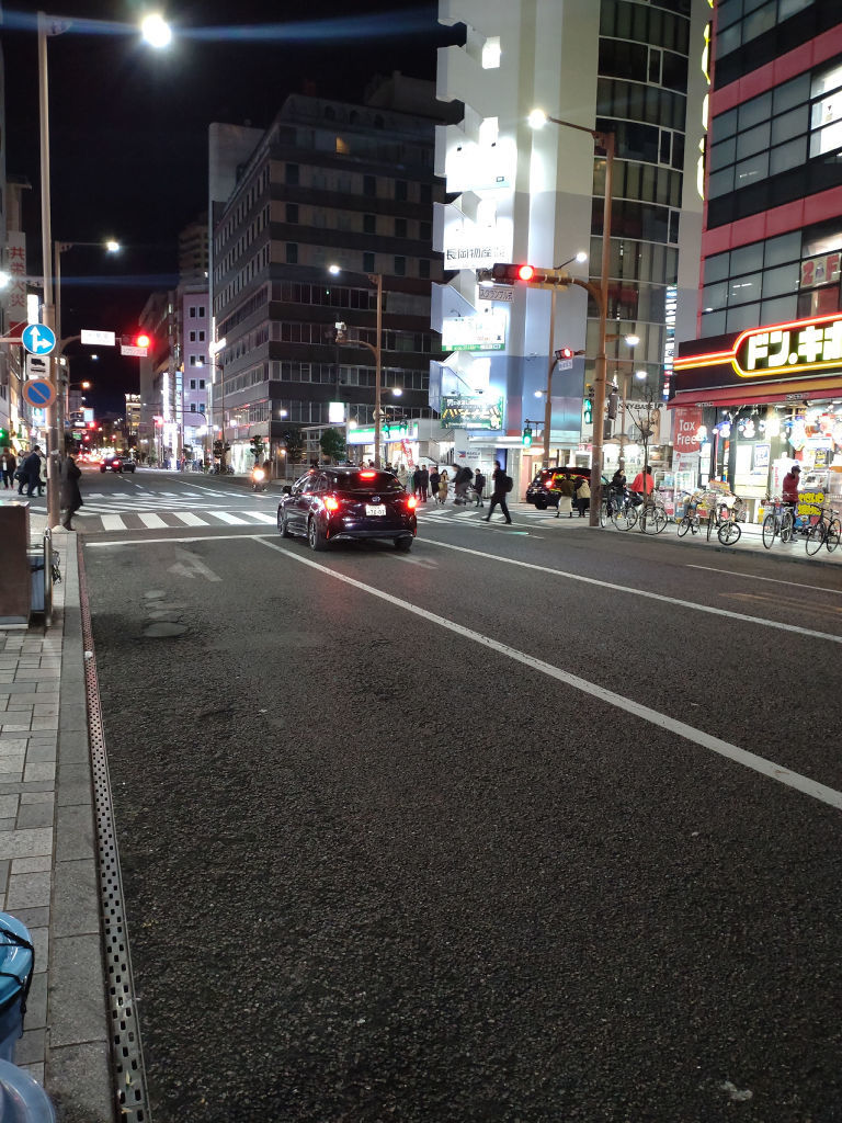 運転手不足の影響から、客待ちのタクシーが減った夜の繁華街＝１１月下旬、静岡市内