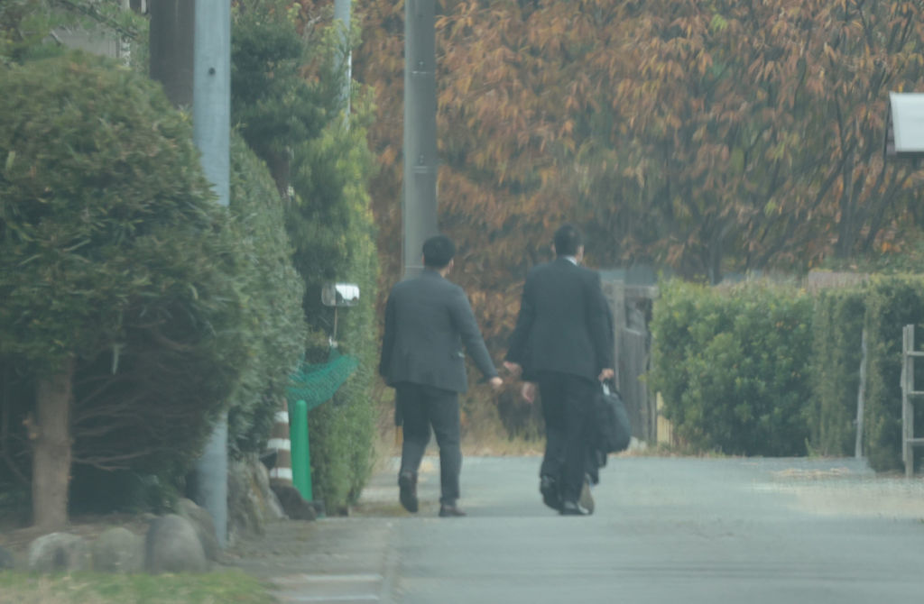 殺人容疑で逮捕した男の自宅を捜索する捜査員＝５日午前８時半ごろ、愛知県新城市