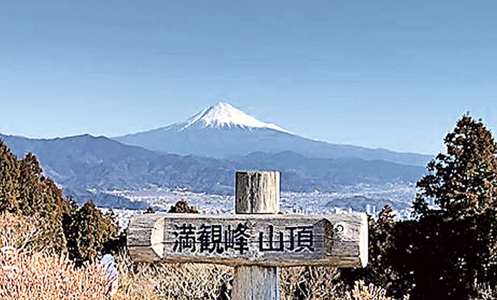 満観峰山頂から東側に望む富士山