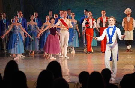 ウクライナ国立歌劇場で観客から拍手を受けるダンサーら＝１１月、キーウ（共同）
