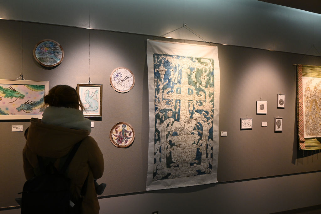 マコモ墨を使った作品が並ぶ展示会＝富士市のフジヤマギャラリー