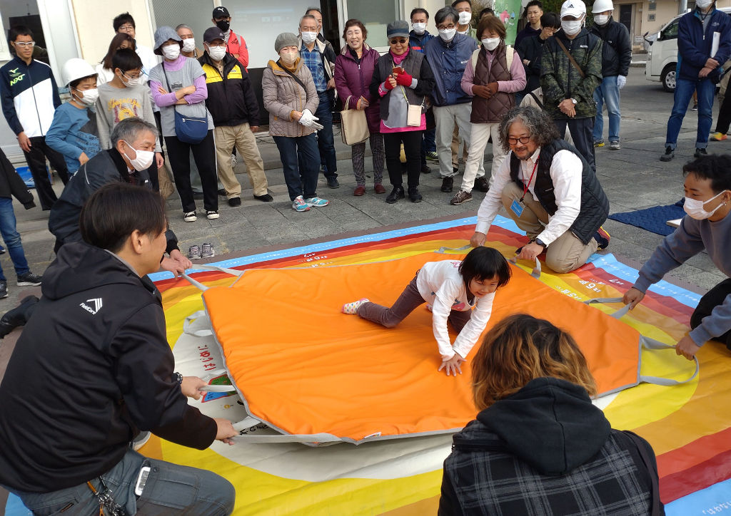 強い揺れの中でも避難が大事だと強調した地震体験マットの実演＝１１月２６日、静岡市内