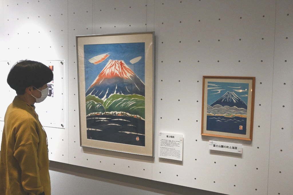 独自の技法で描いた作品が並ぶ展示＝富士市の富士山かぐや姫ミュージアム