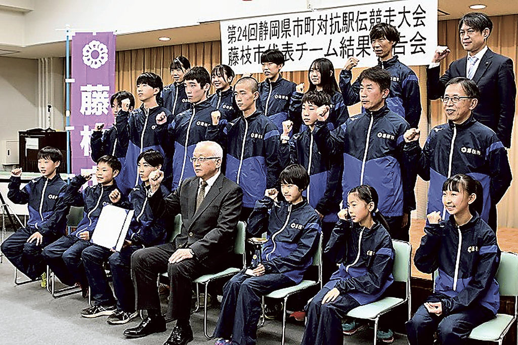 （提供写真）４年連続入賞の結果を報告した選手ら＝藤枝市役所