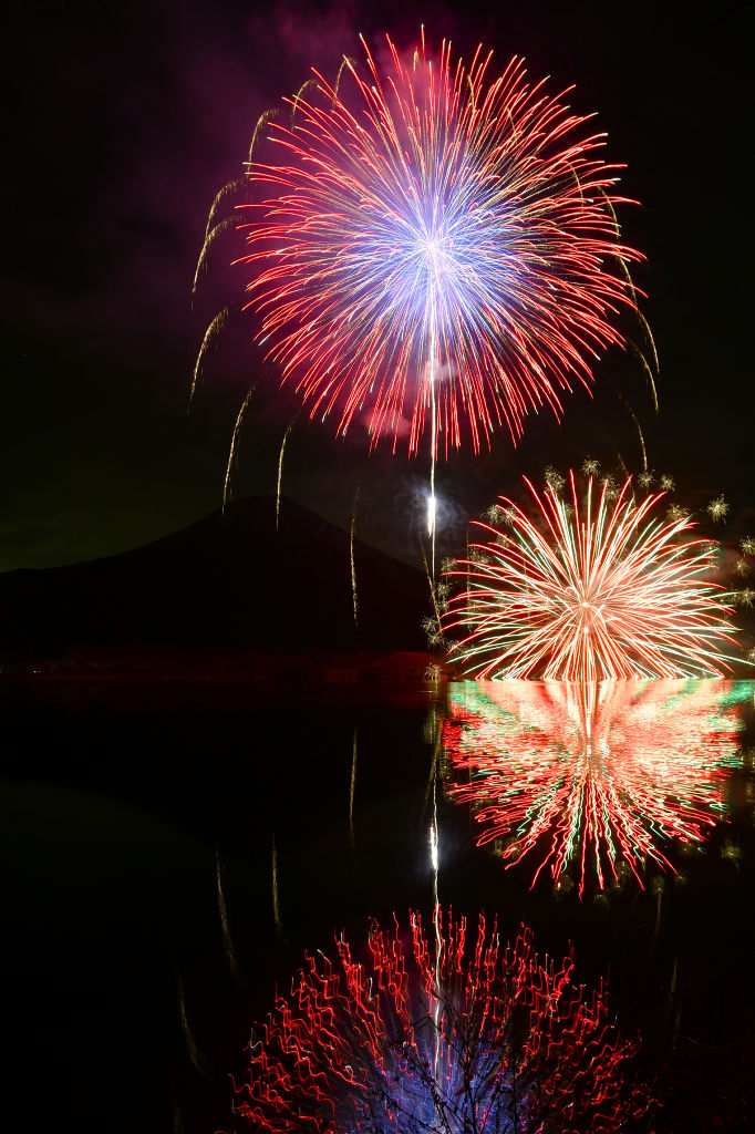 富士山を背に冬空を彩った花火＝富士宮市の田貫湖