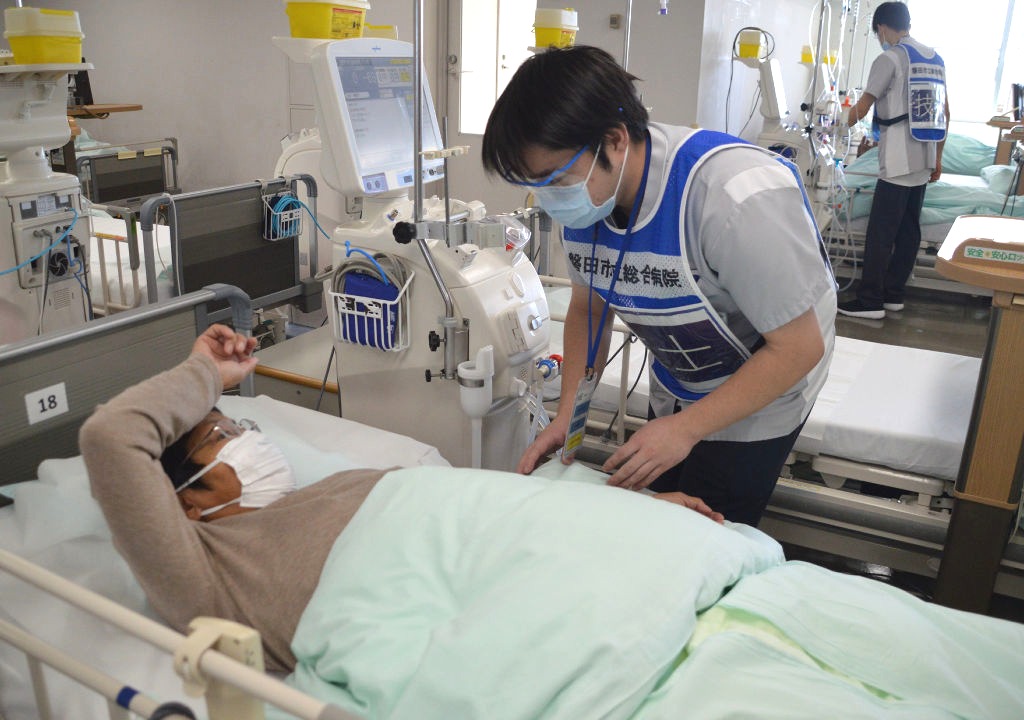 患者の状態や透析機器の被災状況などを確認するスタッフ＝磐田市大久保の市立総合病院
