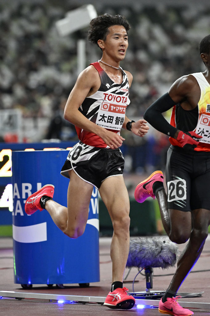 男子１万メートル　力走する太田智樹。日本記録を更新する２７分１２秒５３で２位になった＝国立競技場（写真部・小糸恵介）