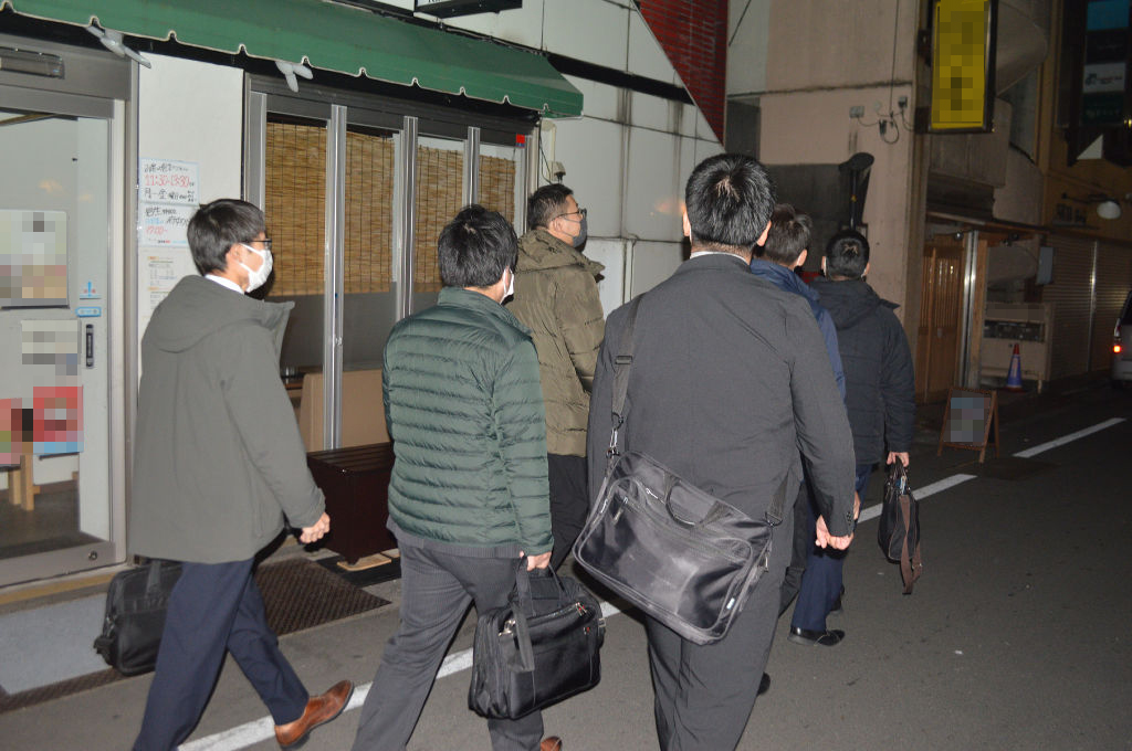 風営法に基づいてホストクラブに立ち入る警察官＝１０日午前２時半ごろ、静岡市葵区（画像の一部を加工しています）