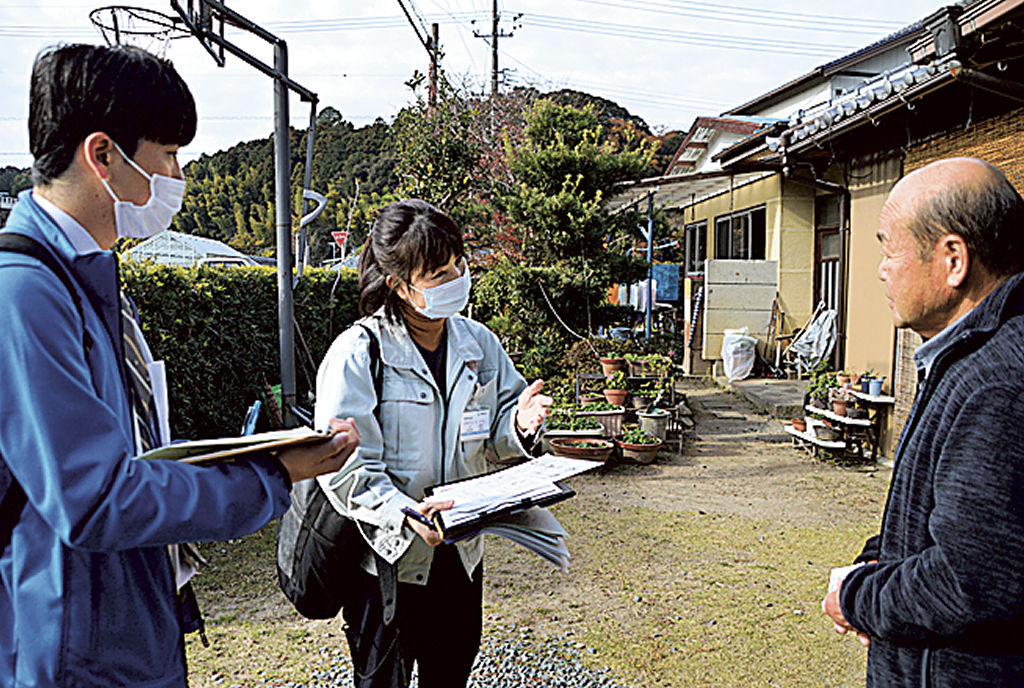 ２度被災した世帯を対象に、心身の健康状態などを聞き取る市職員ら＝磐田市敷地