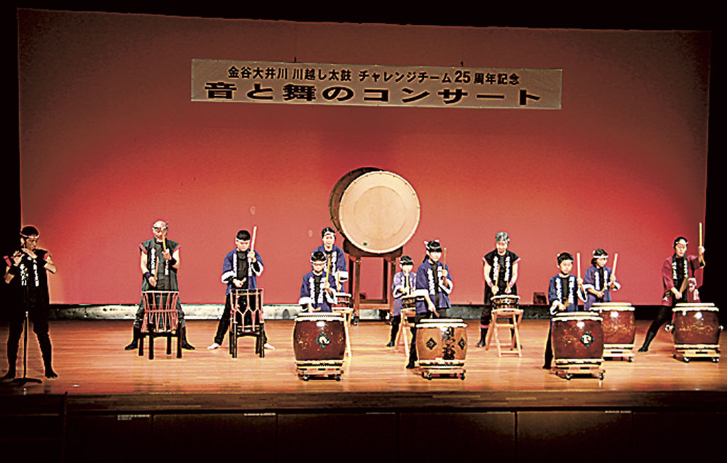 迫力ある太鼓の演奏を披露する出演者＝島田市の夢づくり会館
