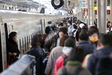 昨年１２月、帰省ラッシュで混雑するＪＲ新大阪駅の新幹線ホーム