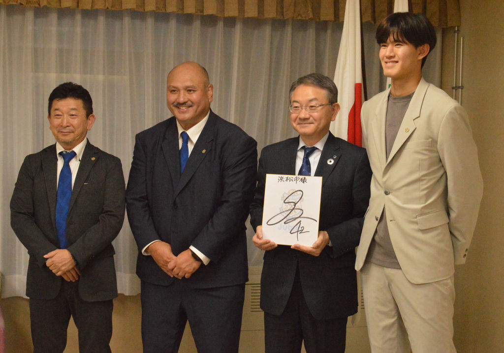 中野市長（右から２人目）にＪ１昇格を報告した浜浦社長（同３人目）や後藤選手（右）＝浜松市役所