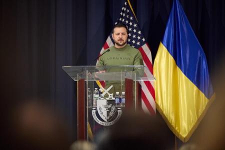 １１日、ワシントンの国防大で演説するウクライナのゼレンスキー大統領（ウクライナ大統領府提供、ゲッティ＝共同）