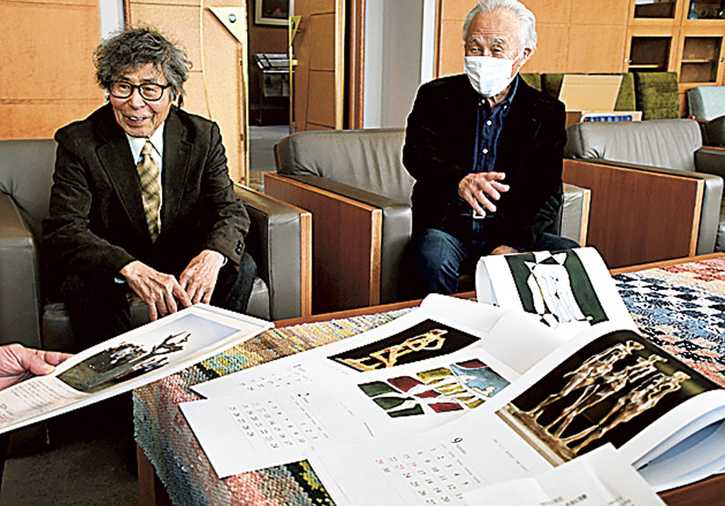 カレンダーを紹介する重岡さん（左）と武智さん＝伊東市役所