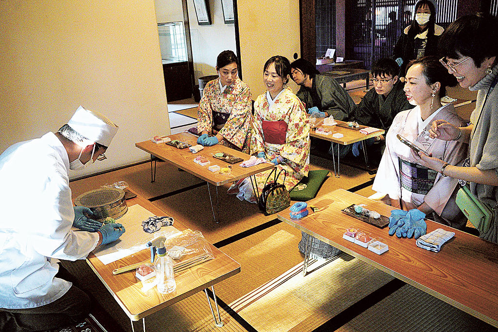和菓子作りを体験したモニターツアー＝島田市の市博物館分館