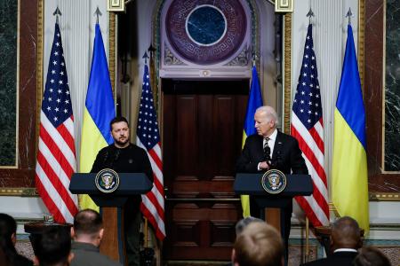 共同記者会見するウクライナのゼレンスキー大統領（左）とバイデン米大統領＝１２日、ワシントン（ゲッティ＝共同）