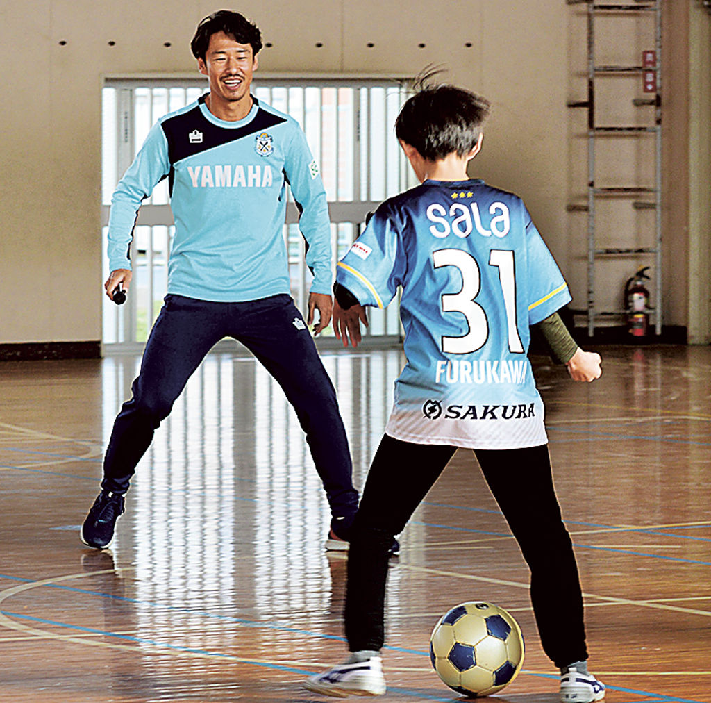 児童とサッカーを楽しむ山田選手（左）＝浜松市南区の芳川北小