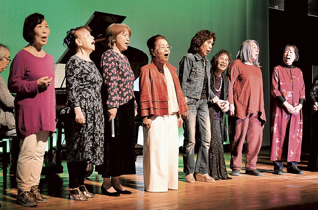 発表会に向けて稽古に励む梅原さん（左から３人目）ら＝静岡市葵区