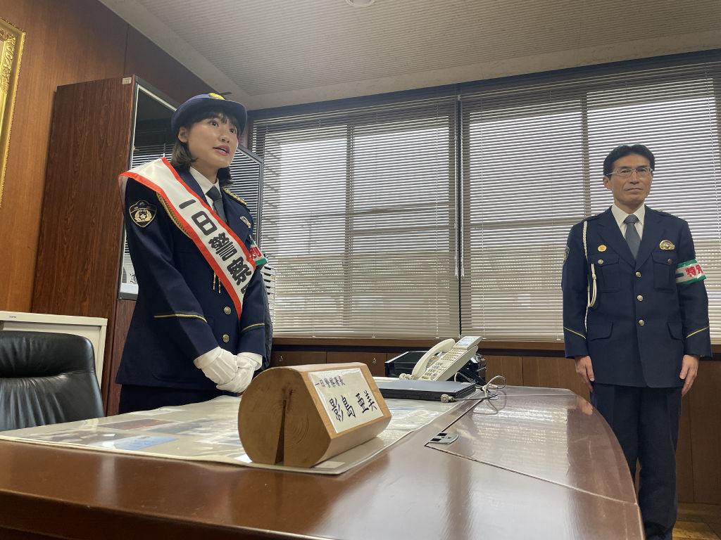 署幹部と寸劇を披露する影島亜美さん（左）＝１５日午前、静岡南署