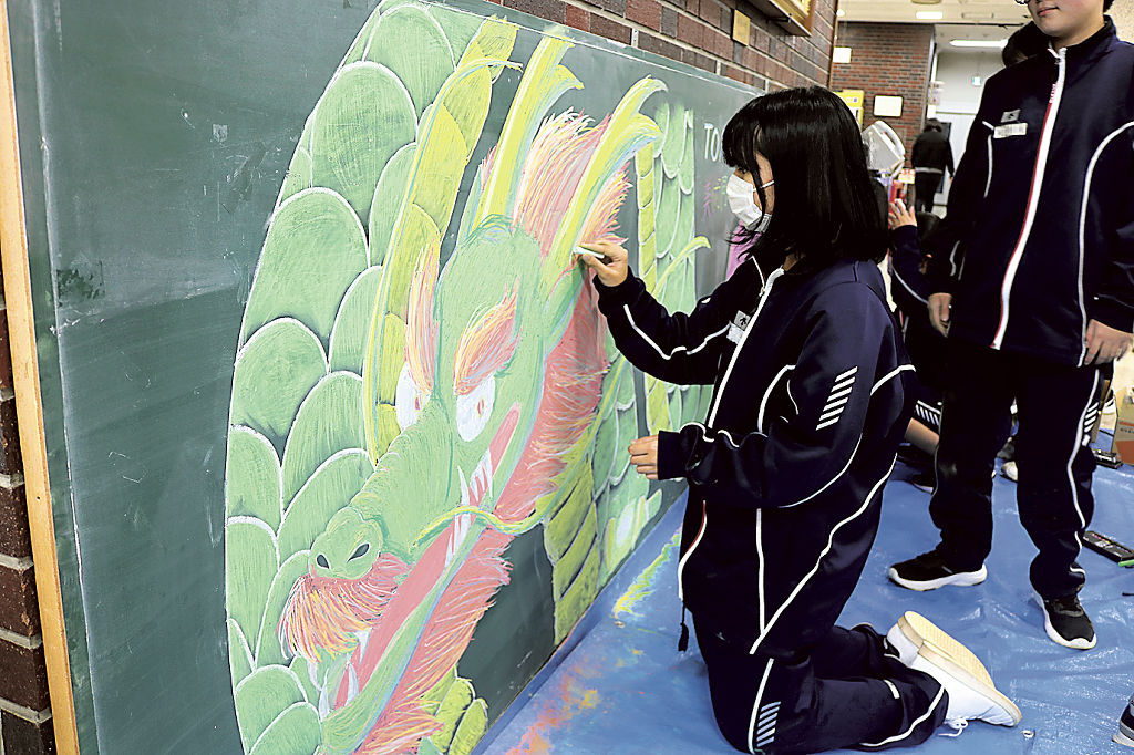 黒板アートを制作する富岡中美術同好会の生徒＝裾野市役所（写真の一部を加工しています）