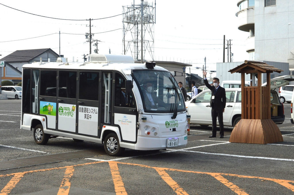 運行の実証実験が始まった自動運転車両＝１１日午後、掛川市役所大東支所