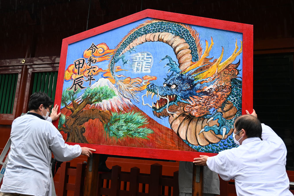 来年の干支「辰」が描かれた大絵馬＝静岡市葵区の静岡浅間神社
