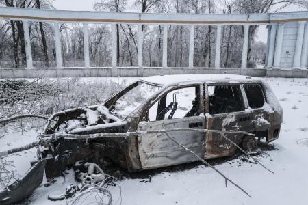破壊された乗用車＝１３日、ウクライナ東部バフムト（ゲッティ＝共同）
