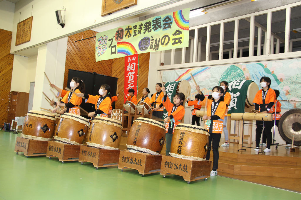 迫力ある和太鼓の演奏を披露する児童＝島田市の相賀小