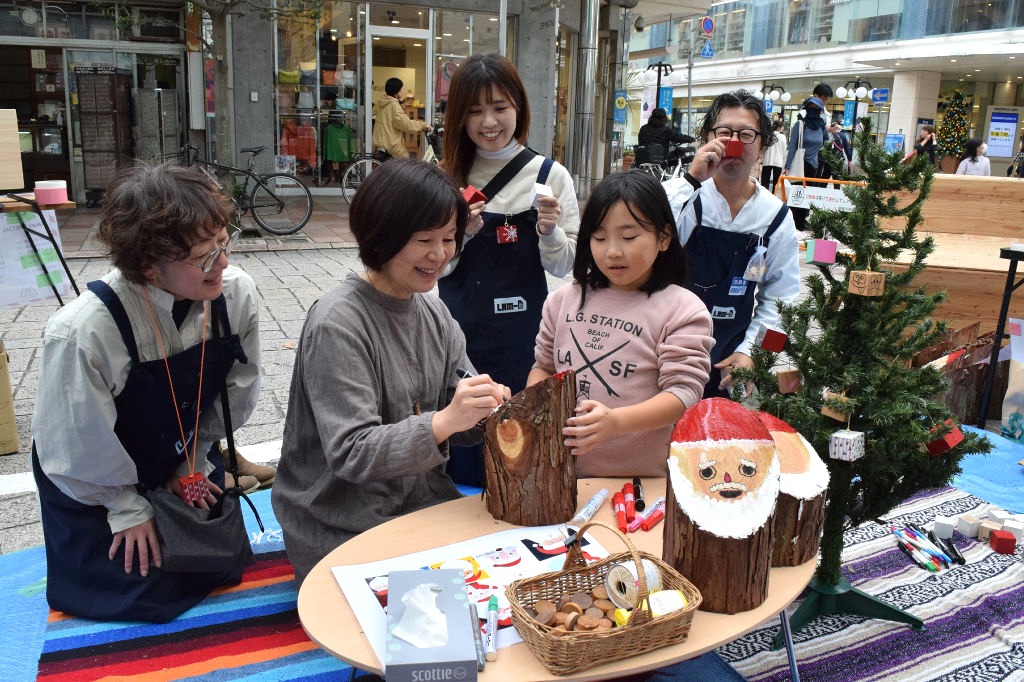 木材を使ったクリスマス飾り作りを楽しむ来場者ら＝静岡市葵区の呉服町通り