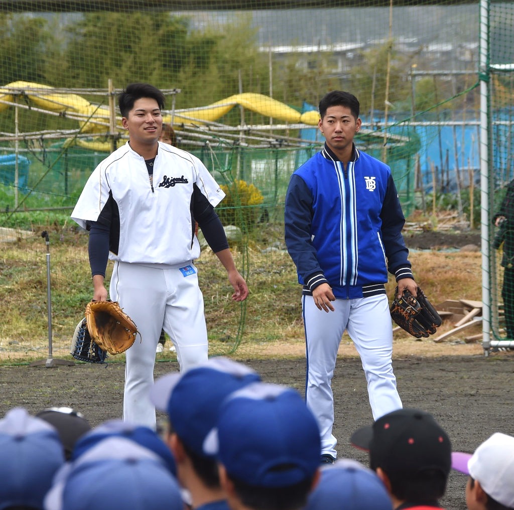 野球教室に参加した池谷（右）と竹内＝富士市