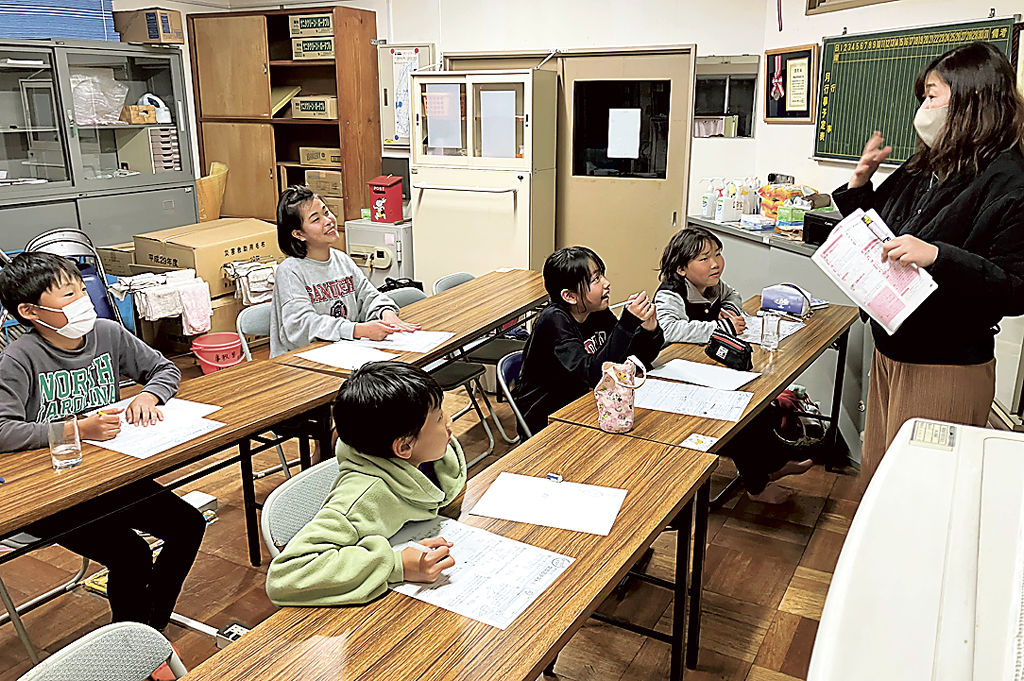 小中学生たちに人気の「やる気アップ塾」。教室に子どもたちの声が響く＝御殿場市の神山地区生涯学習センター「くすのき」