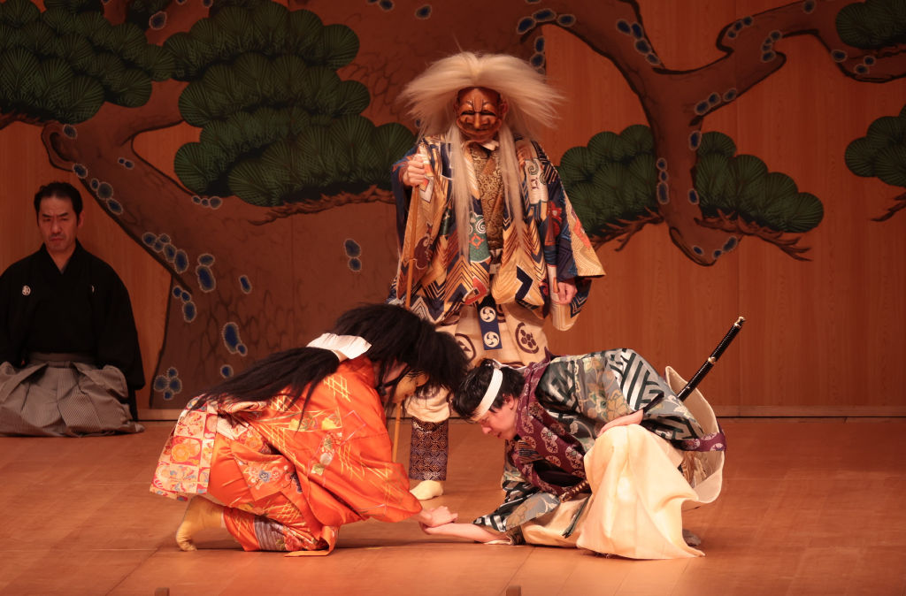 野村萬斎さんらがコミカルに演じた「首引」＝１７日午後、浜松市中区のアクトシティ浜松