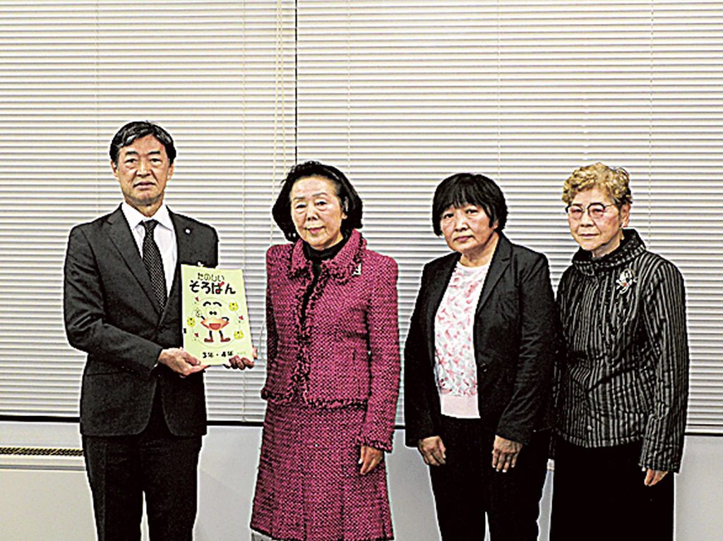 副教材を寄贈した沢田支部長（左から２人目）ら＝静岡市役所清水庁舎