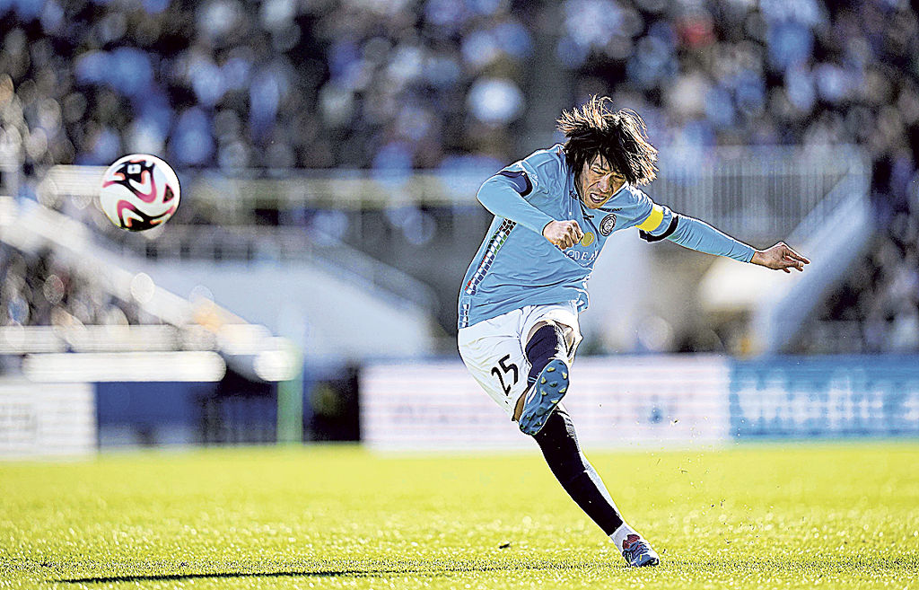 引退試合の前半、「横浜ＦＣフレンズ」の一員として出場し、ＦＫで先制ゴールを決める中村俊輔さん＝ニッパツ
