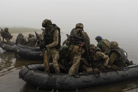 ウクライナ南部ヘルソン付近の前線で、ドニエプル川を進むウクライナ軍海兵隊員＝１０月１４日（ＡＰ＝共同）