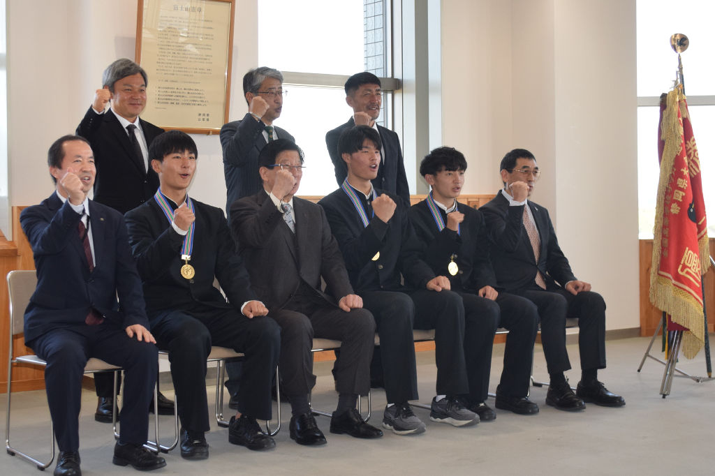 川勝知事（前列左から３人目）に活躍を誓う静岡学園高サッカー部の選手、監督ら＝県庁