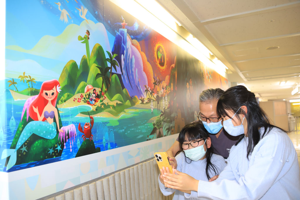 完成した壁紙に早速スマートフォンをかざす子どもたち＝静岡市葵区の県立こども病院