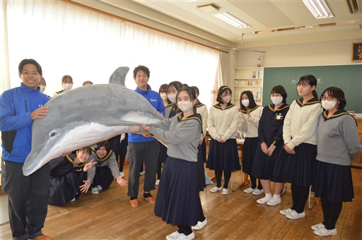 生徒が手がけたバンドウイルカの巨大オブジェ＝浜松市中区の西遠女子学園高