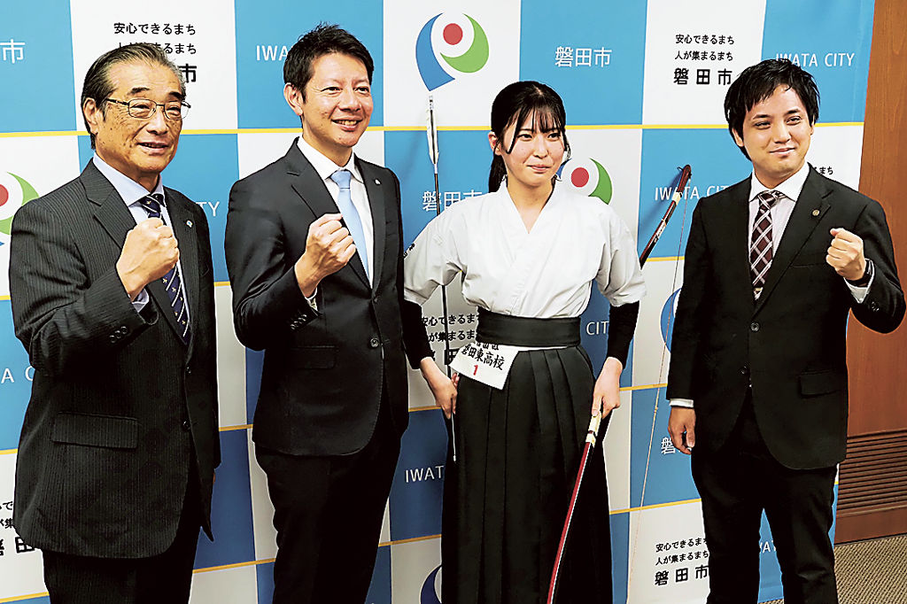 全国大会での健闘を誓った坂本さん（右から２人目）＝磐田市役所
