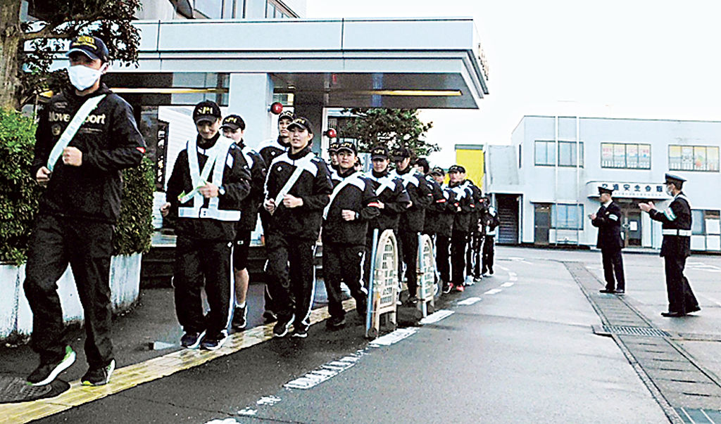ランニングパトロールに向かう県警察学校生＝藤枝署