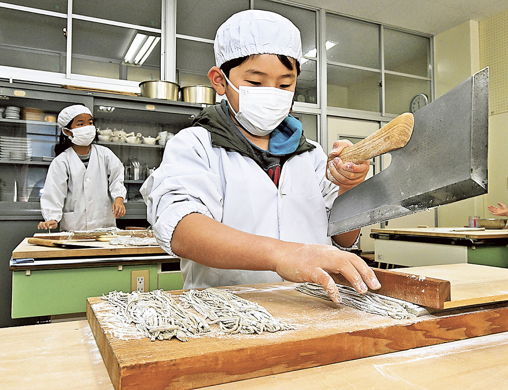 自分たちの育てたソバの製麺作業に取り組む児童＝静岡市葵区の大川小中