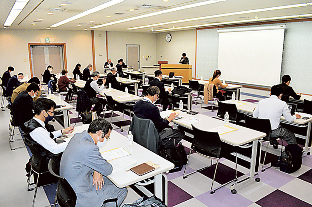 外国人労働者の確保について学んだセミナー＝１８日午後、静岡市葵区