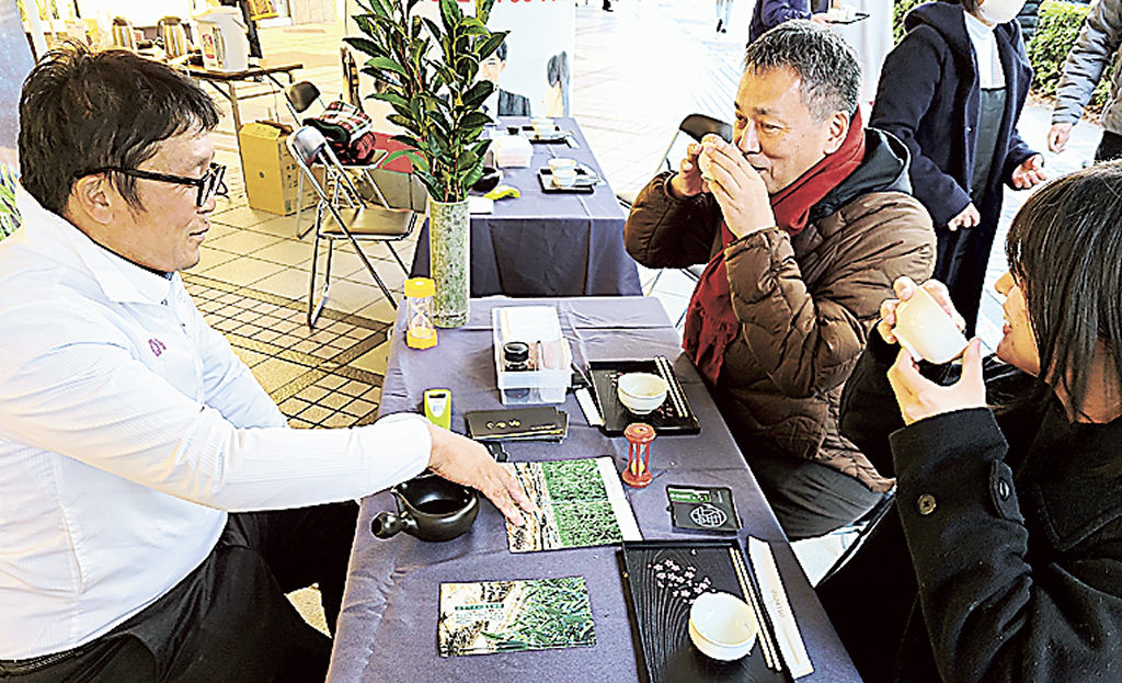 朝比奈玉露のつゆ茶を体験する参加者＝東京・有楽町の東京交通会館
